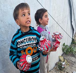أطفال نازحون يزينون الخيام بعبوات مشروبات فارغة في خان يونس جنوب قطاع غزة استعداداً لقدوم شهر رمضان